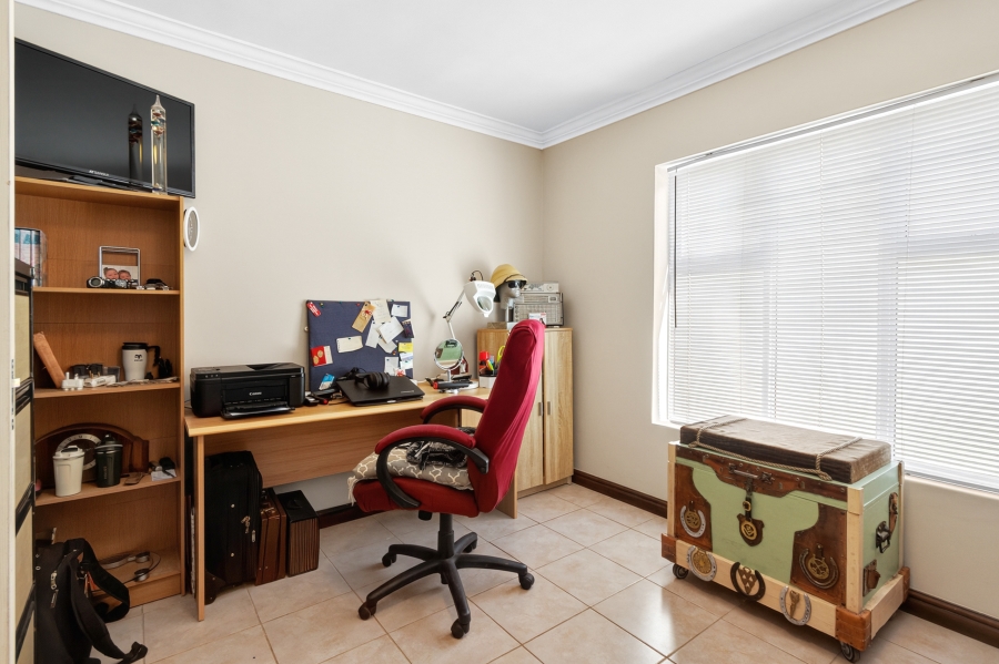 5 Bedroom Property for Sale in Mountainside Western Cape